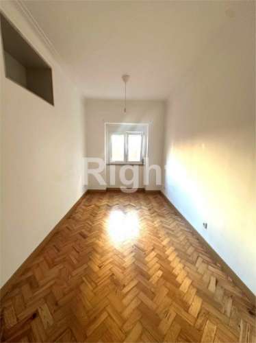 Apartamento T2 renovado no centro da Amadora