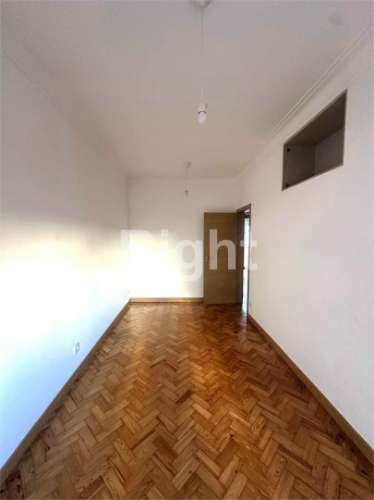 Apartamento T2 renovado no centro da Amadora