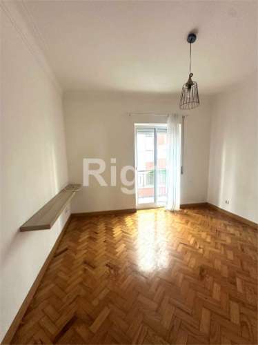 Apartamento T2 renovado no centro da Amadora