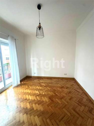 Apartamento T2 renovado no centro da Amadora