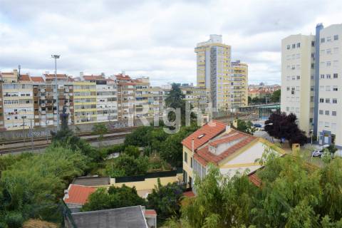 Apartamento T2 em condomínio com jardim e piscina - Benfica