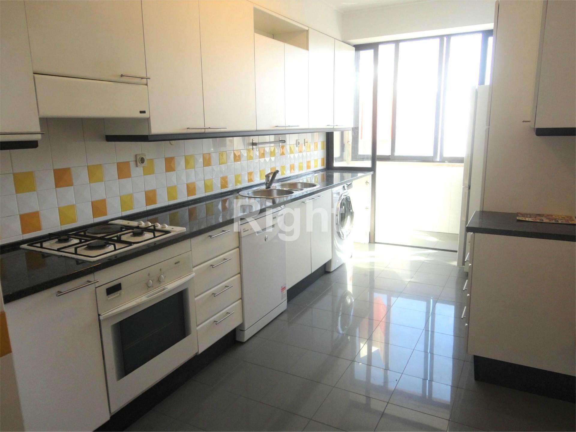 Apartamento T2 com estacionamento e arrecadação em S.D.Benfica