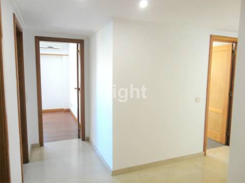 Apartamento T2 com estacionamento e arrecadação em S.D.Benfica