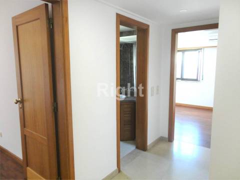 Apartamento T2 com estacionamento e arrecadação em S.D.Benfica