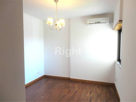 Apartamento T2 com estacionamento e arrecadação em S.D.Benfica