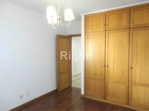 Apartamento T2 com estacionamento e arrecadação em S.D.Benfica