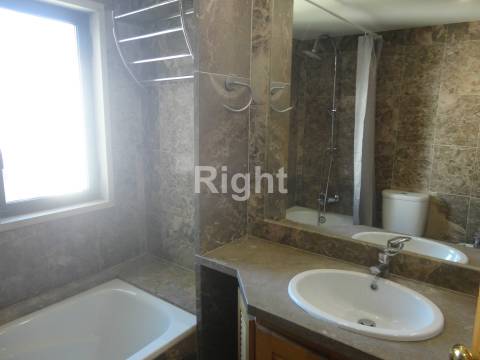 Apartamento T2 com estacionamento e arrecadação em S.D.Benfica