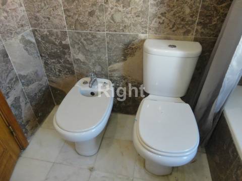 Apartamento T2 com estacionamento e arrecadação em S.D.Benfica