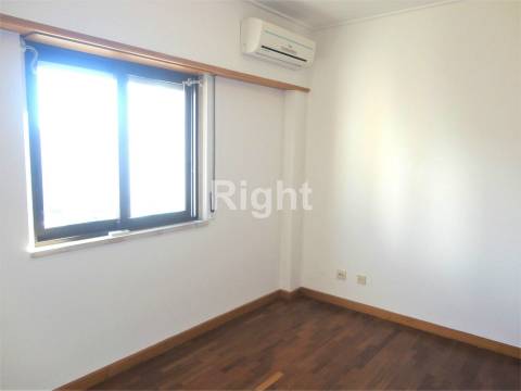 Apartamento T2 com estacionamento e arrecadação em S.D.Benfica