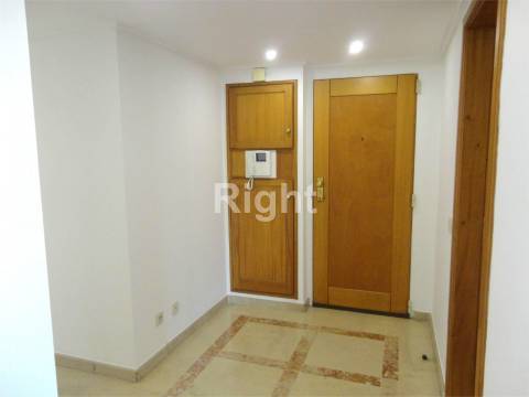 Apartamento T2 com estacionamento e arrecadação em S.D.Benfica