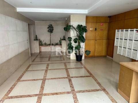 Apartamento T2 com estacionamento e arrecadação em S.D.Benfica