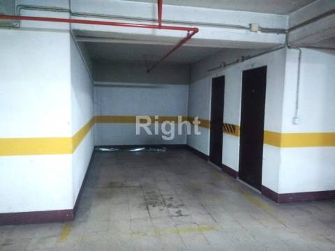 Apartamento T2 com estacionamento e arrecadação em S.D.Benfica