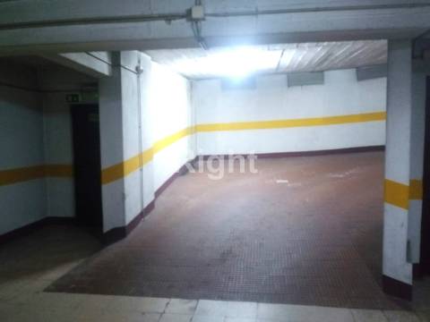 Apartamento T2 com estacionamento e arrecadação em S.D.Benfica