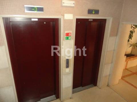 Apartamento T2 com estacionamento e arrecadação em S.D.Benfica