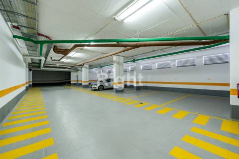 Apartamento T2 novo com parqueamento nas Laranjeiras, Lisboa