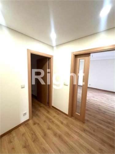 Apartamento T2 novo com parqueamento nas Laranjeiras, Lisboa