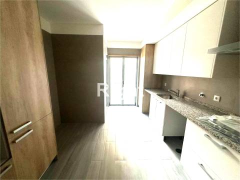 Apartamento T2 novo com parqueamento nas Laranjeiras, Lisboa