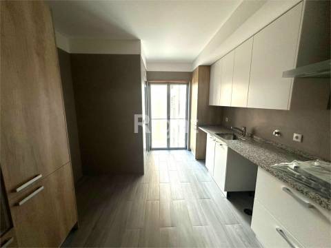 Apartamento T2 novo com parqueamento nas Laranjeiras, Lisboa