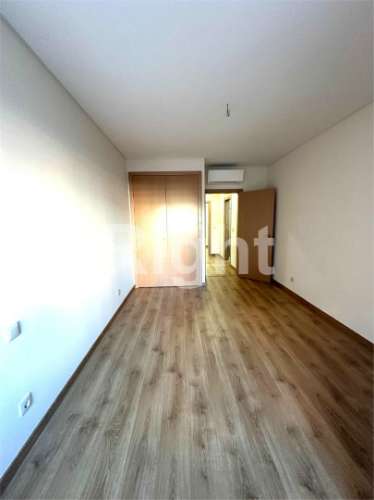 Apartamento T2 novo com parqueamento nas Laranjeiras, Lisboa