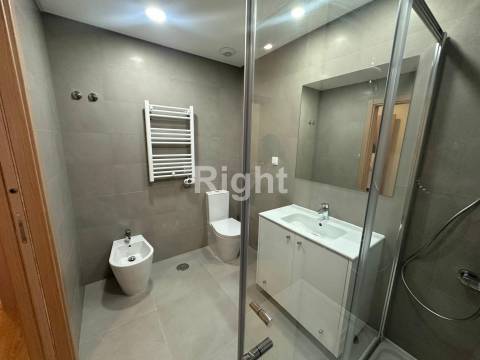 Apartamento T2 novo com parqueamento nas Laranjeiras, Lisboa