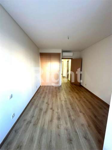 Apartamento T2 novo com parqueamento nas Laranjeiras, Lisboa