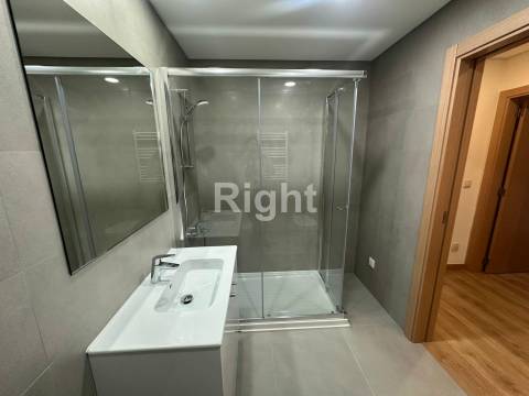 Apartamento T2 novo com parqueamento nas Laranjeiras, Lisboa