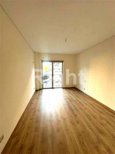 Apartamento T2 novo com parqueamento nas Laranjeiras, Lisboa