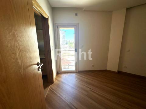 Apartamento T2 novo em Benfica
