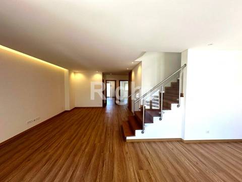 Apartamento T3 Duplex novo com terraço em Benfica