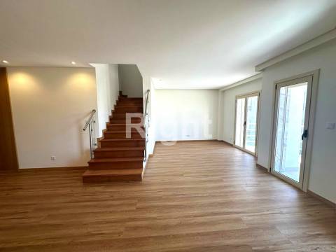 Apartamento T3 Duplex novo com terraço em Benfica