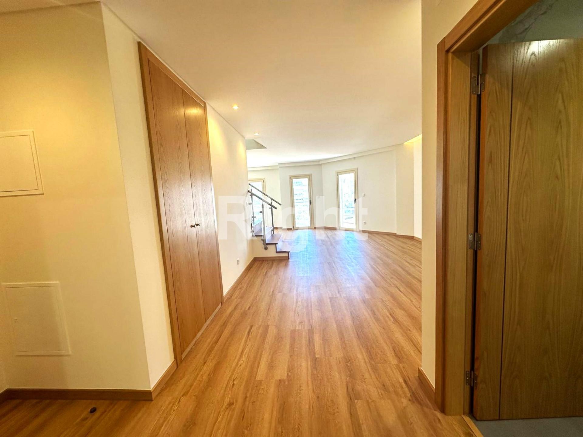 Apartamento T3 Duplex novo com terraço em Benfica