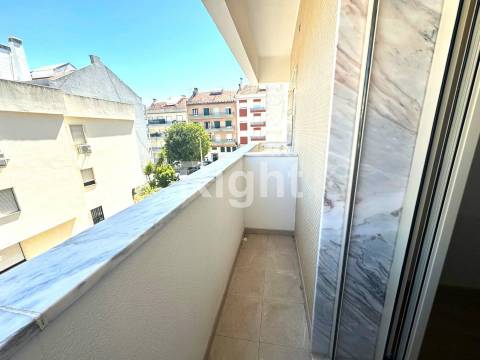 Apartamento T3 Duplex novo com terraço em Benfica