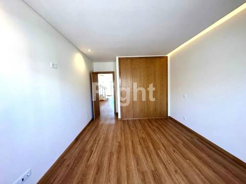 Apartamento T3 Duplex novo com terraço em Benfica