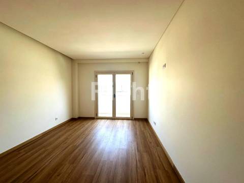 Apartamento T3 Duplex novo com terraço em Benfica