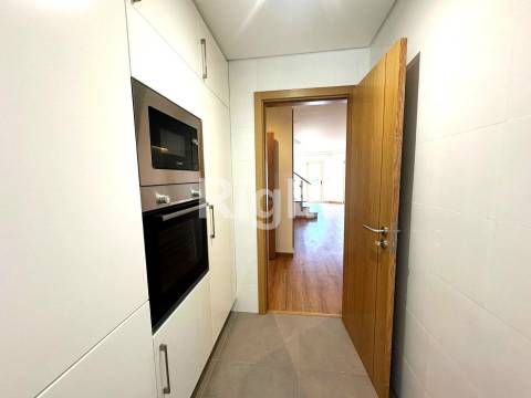 Apartamento T3 Duplex novo com terraço em Benfica