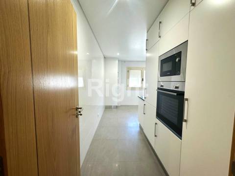 Apartamento T3 Duplex novo com terraço em Benfica