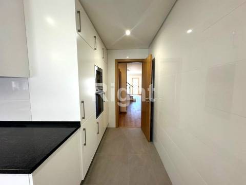 Apartamento T3 Duplex novo com terraço em Benfica