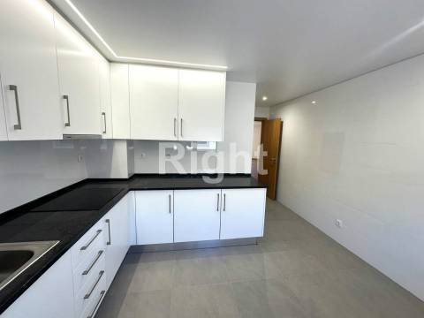 Apartamento T3 Duplex novo com terraço em Benfica