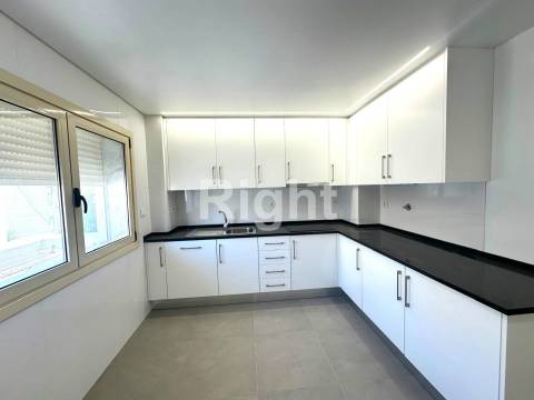 Apartamento T3 Duplex novo com terraço em Benfica