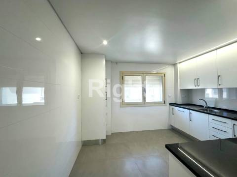 Apartamento T3 Duplex novo com terraço em Benfica
