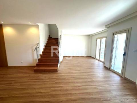 Apartamento T3 Duplex novo com terraço em Benfica