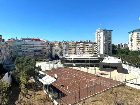 Apartamento T3 Duplex novo com terraço em Benfica