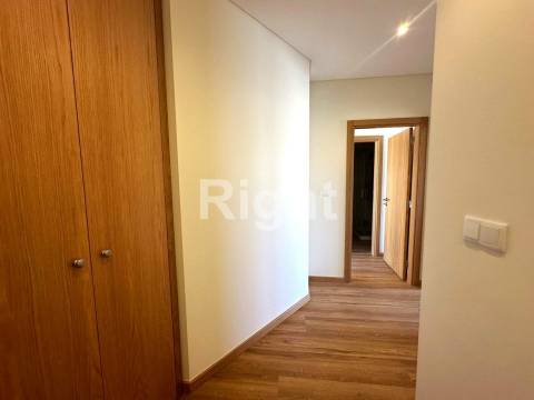 Apartamento T3 Duplex novo com terraço em Benfica