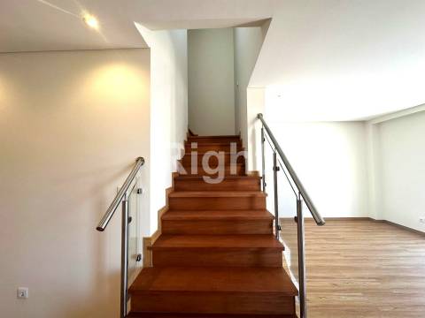 Apartamento T3 Duplex novo com terraço em Benfica
