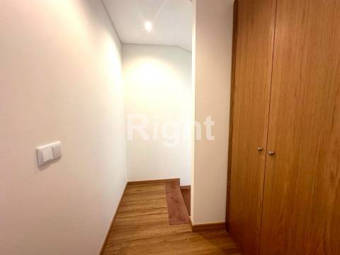 Apartamento T3 Duplex novo com terraço em Benfica