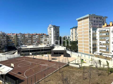 Apartamento T3 Duplex novo com terraço em Benfica