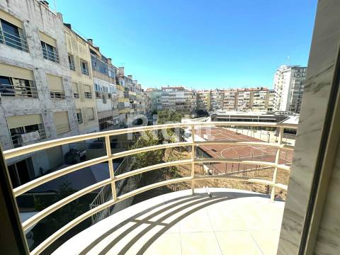 Apartamento T3 Duplex novo com terraço em Benfica