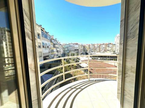 Apartamento T3 Duplex novo com terraço em Benfica