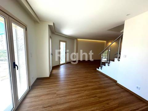 Apartamento T3 Duplex novo com terraço em Benfica