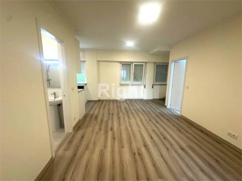 Apartamento T3 remodelado em Alvalade